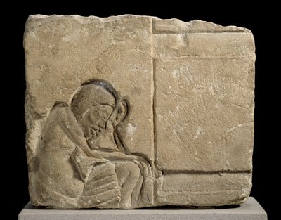 Fragment de calcaire sculpté en relief en creux représentant un serviteur endormi dans le palais - Egyptian 18th Dynasty